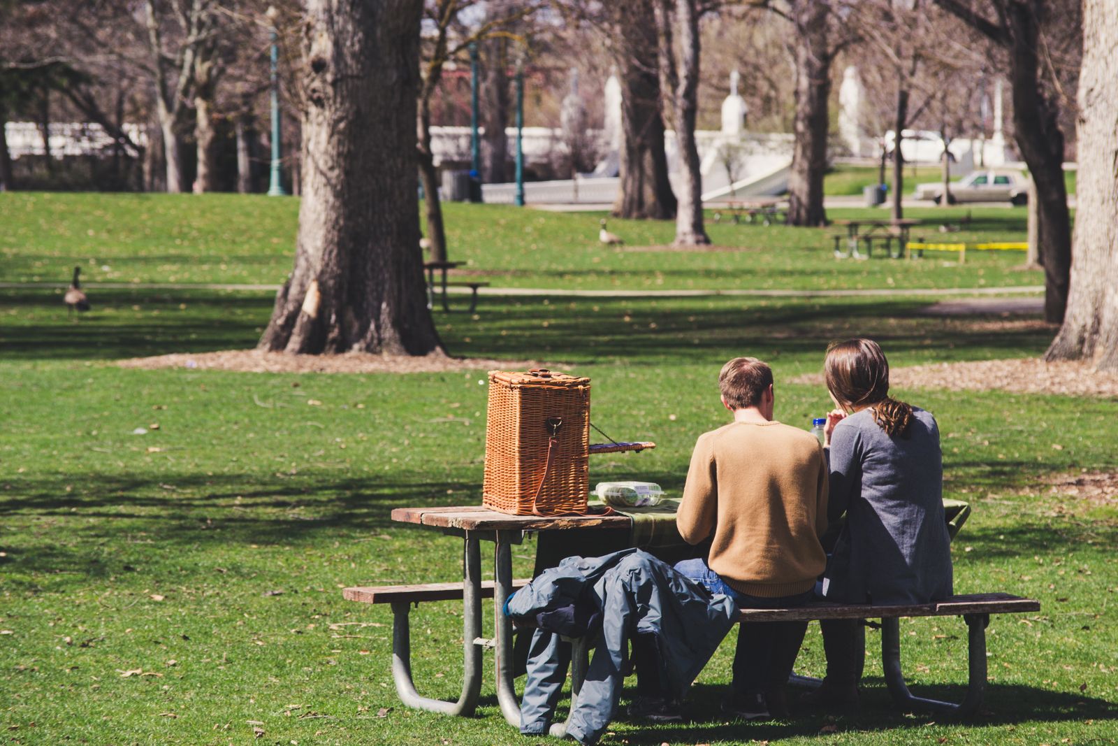 Gedekte picknicktafel van massief hout in de tuin